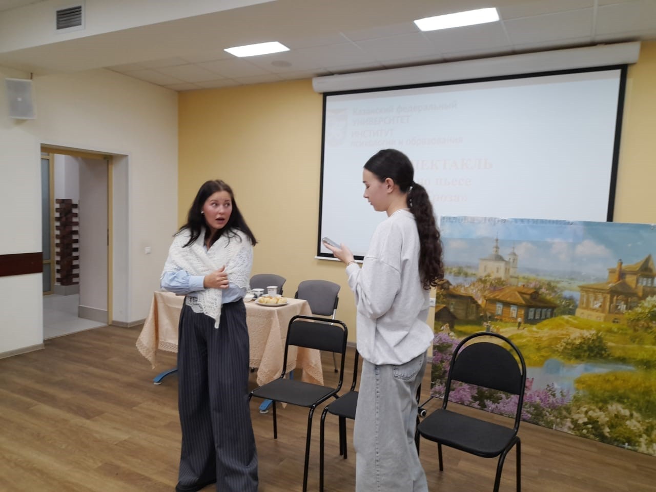 Актерский состав студенческого театра ИПО 'Триумф' готовится к выступлению на сцене казанского театра 'Созвездие' Актерский состав студенческого театра ИПО 'Триумф' готовится к выступлению на сцене казанского театра 'Созвездие'