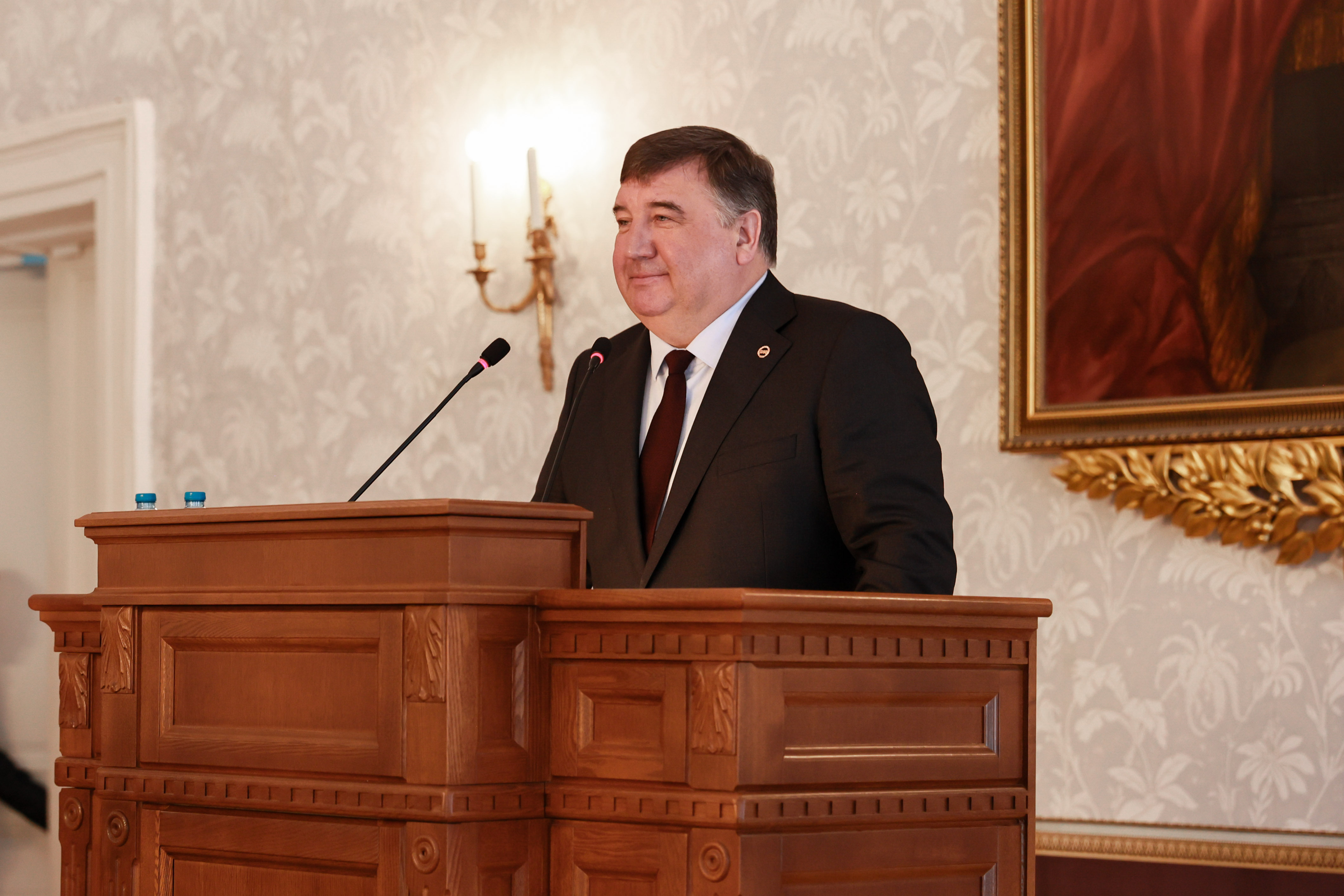 Преподавателей ИТИС наградили на торжественном заседании Ученого совета КФУ Преподавателей ИТИС наградили на торжественном заседании Ученого совета КФУ