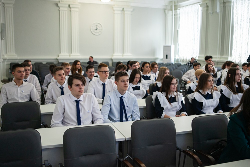 Обучающиеся 'Университетской' школы встретились с депутатом Государственной Думы ФС РФ Татьяной Ларионовой