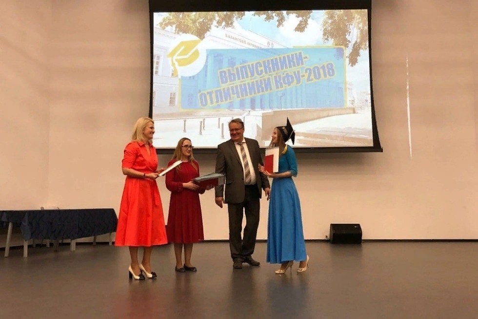 Graduates-honors of Elabuga Institute of KFU receive diplomas Magna cum Laude from the university top officials