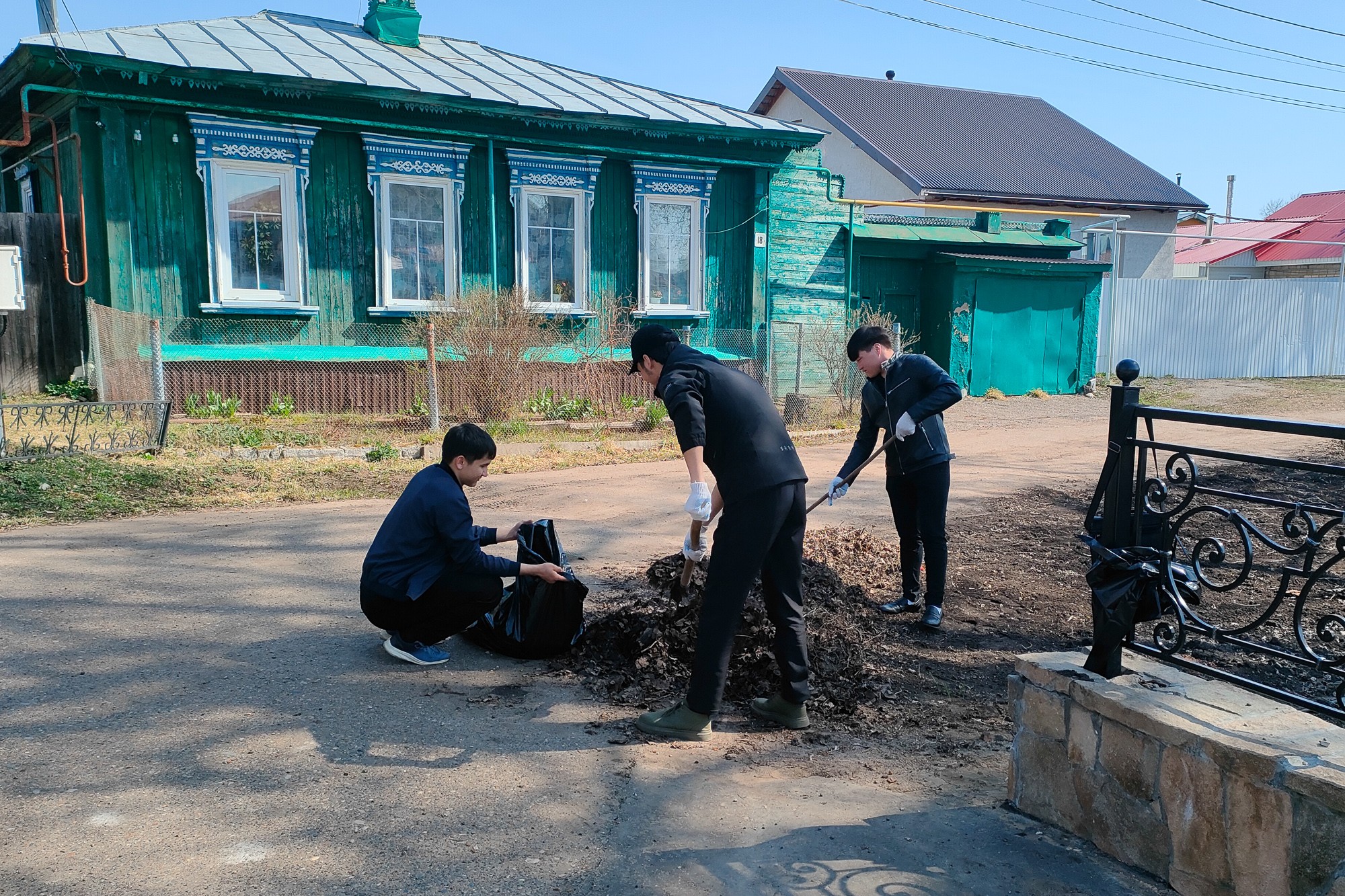 Помогаем городу: субботник у мемориала Цветаевой Помогаем городу: субботник у мемориала Цветаевой