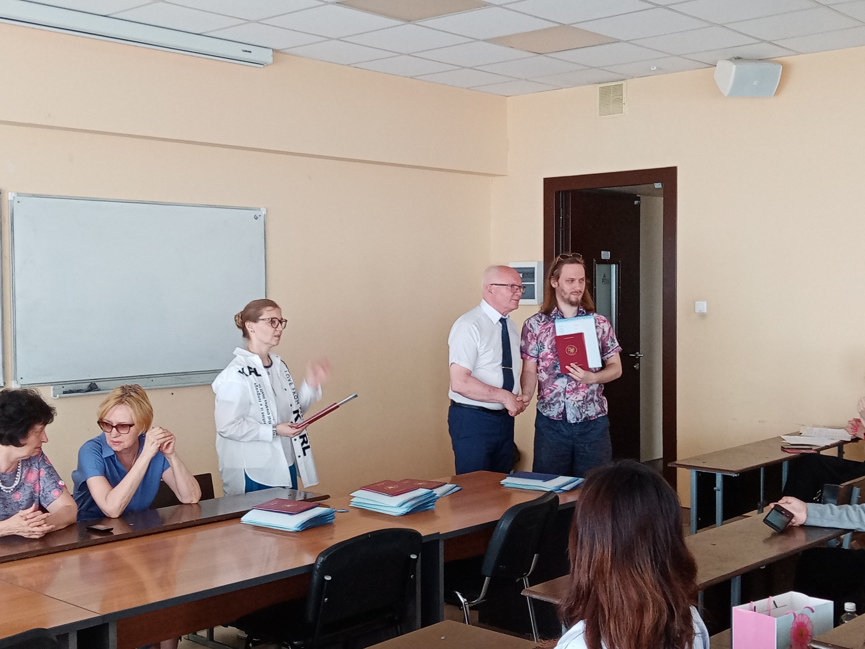 Торжественное вручение дипломов! Торжественное вручение дипломов!