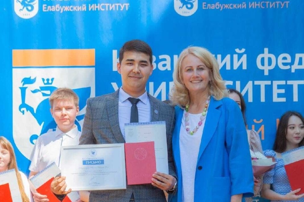 Два дня праздник - вручение дипломов Два дня праздник - вручение дипломов