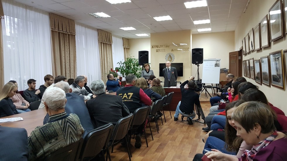 В Союзе журналистов республики прошла презентация автобиографической книги журналиста Александра Малова 'По маршрутам опалённой молодости' В Союзе журналистов республики прошла презентация автобиографической книги журналиста Александра Малова 'По маршрутам опалённой молодости'