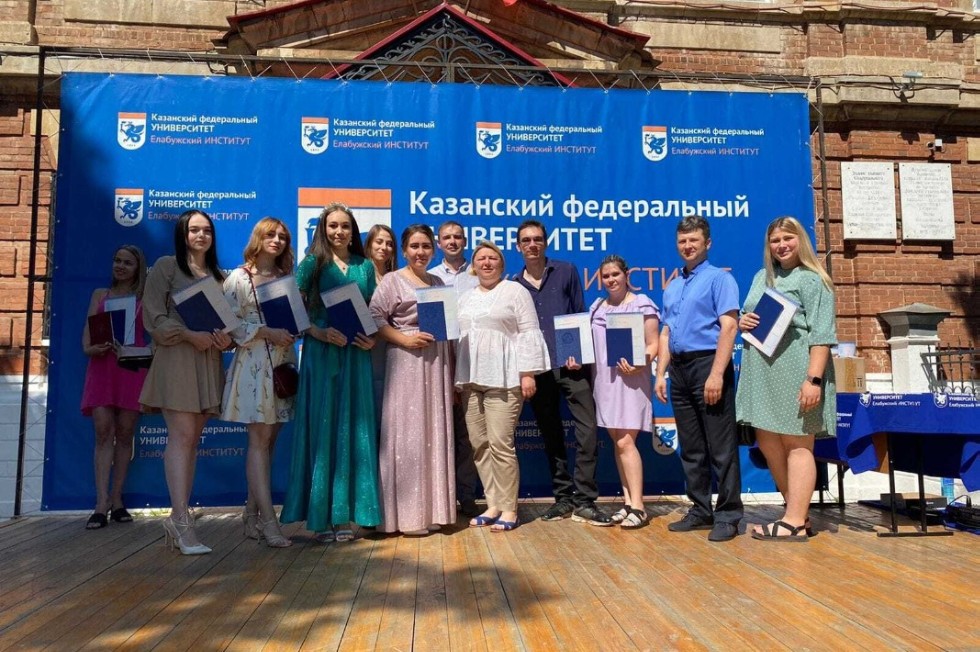 Два дня праздник - вручение дипломов Два дня праздник - вручение дипломов