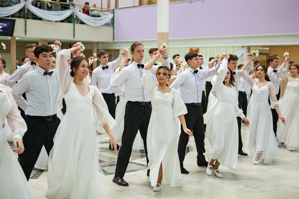 Елабужский институт отметил 125-летие императорским балом Елабужский институт отметил 125-летие императорским балом