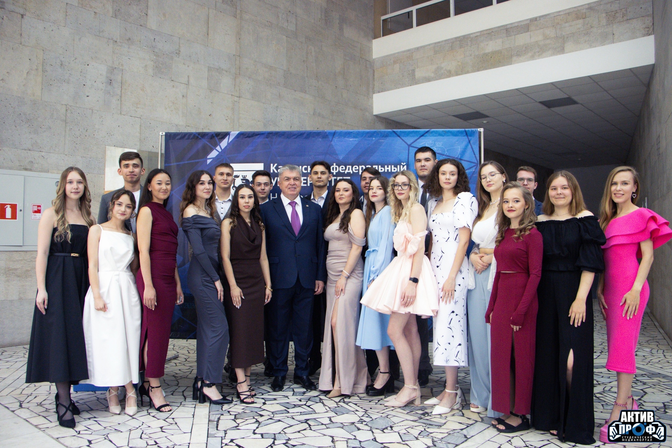 Церемония вручения дипломов с отличием выпускникам НЧИ КФУ Церемония вручения дипломов с отличием выпускникам НЧИ КФУ