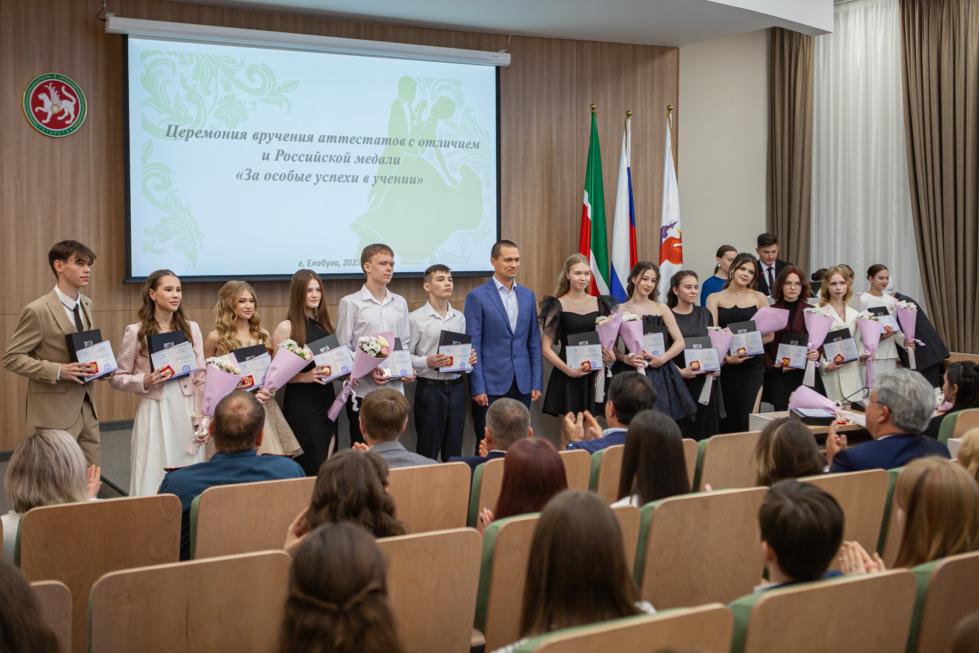 Выпускникам школы КФУ 'Университетская' торжественно вручили медали Выпускникам школы КФУ 'Университетская' торжественно вручили медали