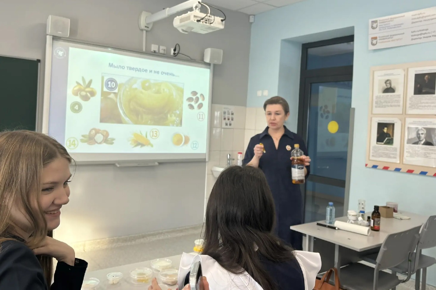 Научный десант: елабужские школьники сварили мыло на уроке химии (Динамичный, новостной) Научный десант: елабужские школьники сварили мыло на уроке химии (Динамичный, новостной)