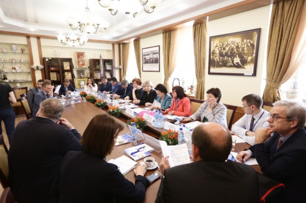 В Якутске обсуждают перспективы деятельности федеральных университетов России В Якутске обсуждают перспективы деятельности федеральных университетов России