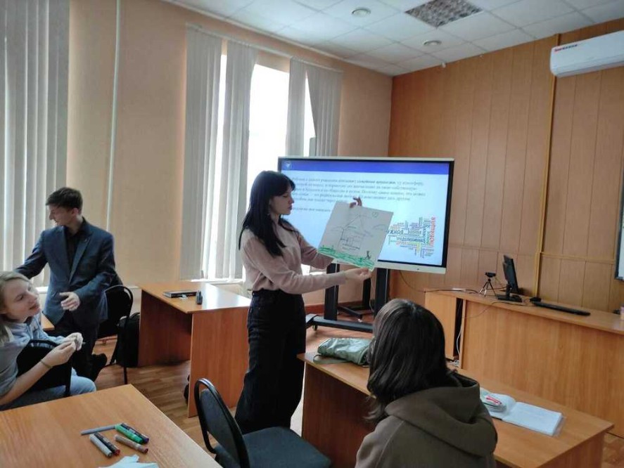 Преподаватели Елабужского института КФУ продолжают работу со школьниками психолого-педагогических классов г. Елабуги Преподаватели Елабужского института КФУ продолжают работу со школьниками психолого-педагогических классов г. Елабуги