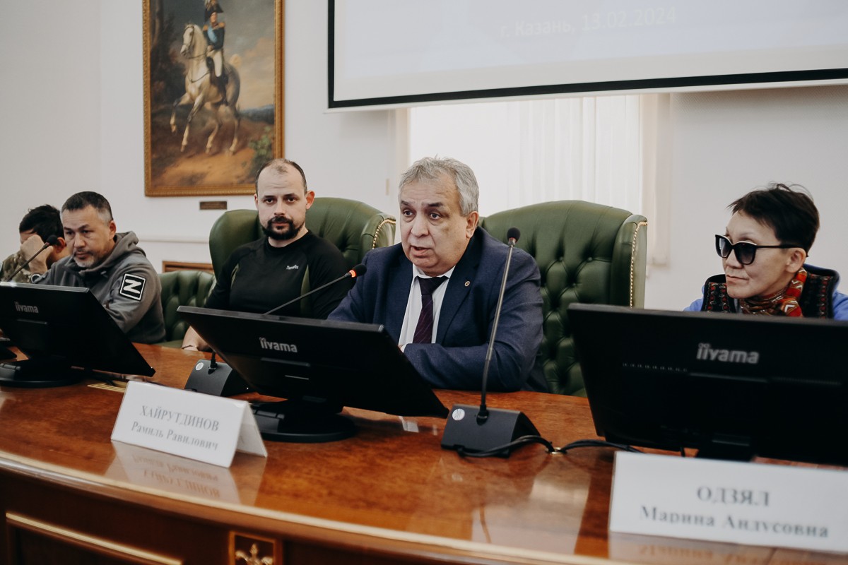 КФУ передал подарки для бойцов участникам гуманитарного автопробега 'Владивосток ? Луганск' КФУ передал подарки для бойцов участникам гуманитарного автопробега 'Владивосток ? Луганск'