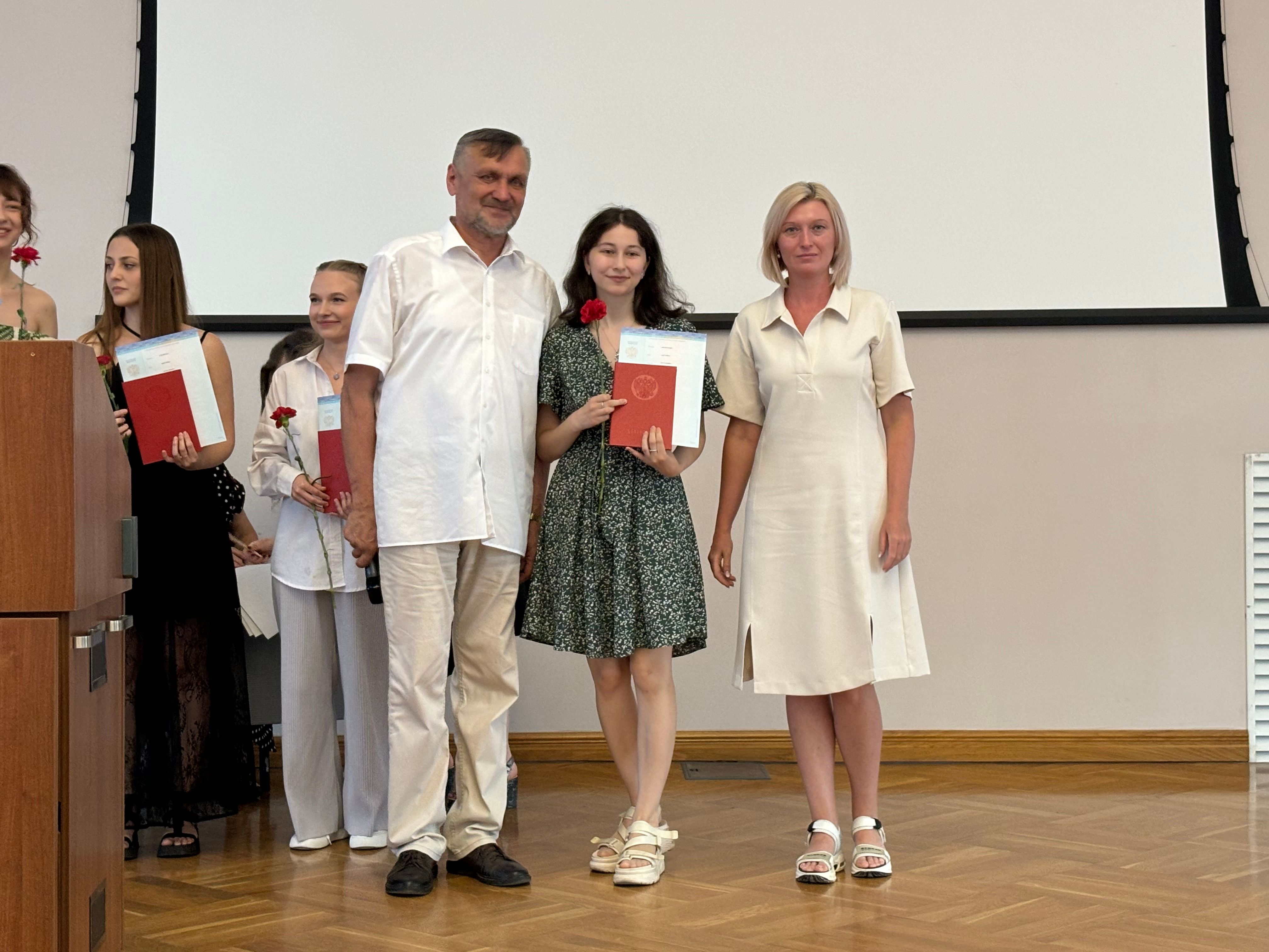 Состоялось вручение дипломов выпускникам магистратуры по программе Состоялось вручение дипломов выпускникам магистратуры по программе