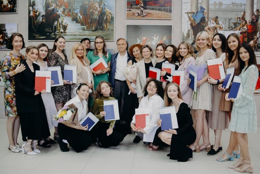 Выпускникам направлений Регионоведение России и Зарубежное регионоведение вручили дипломы Выпускникам направлений Регионоведение России и Зарубежное регионоведение вручили дипломы