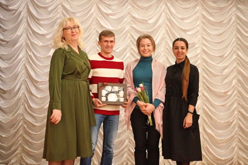 'С праздником, дорогие друзья!' 'С праздником, дорогие друзья!'