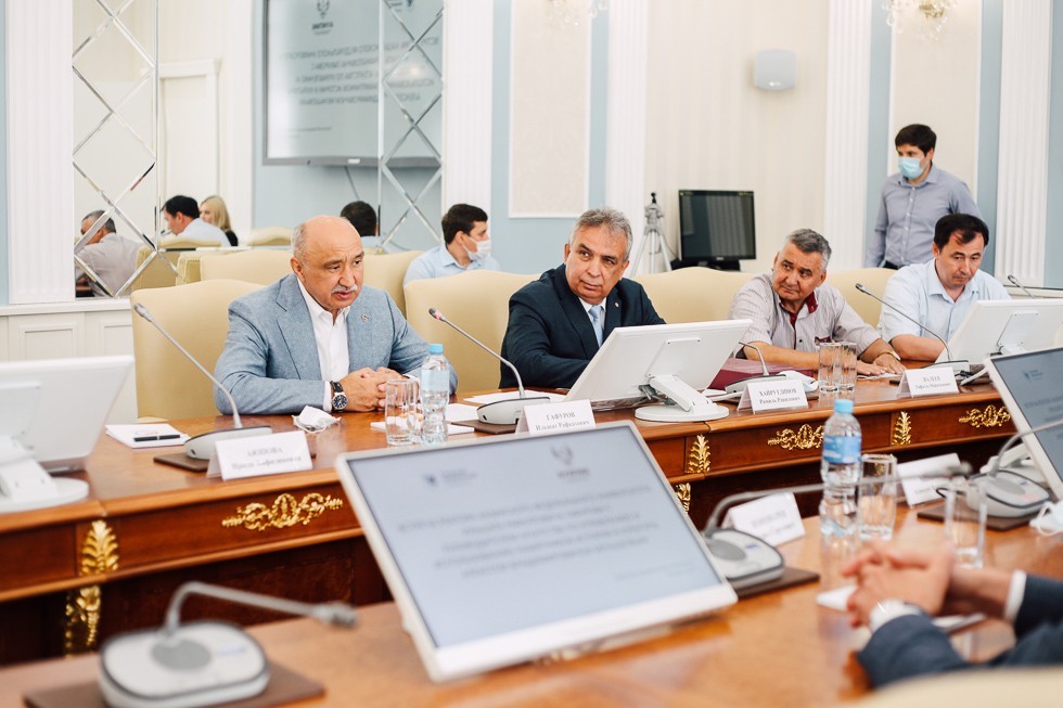 ����������