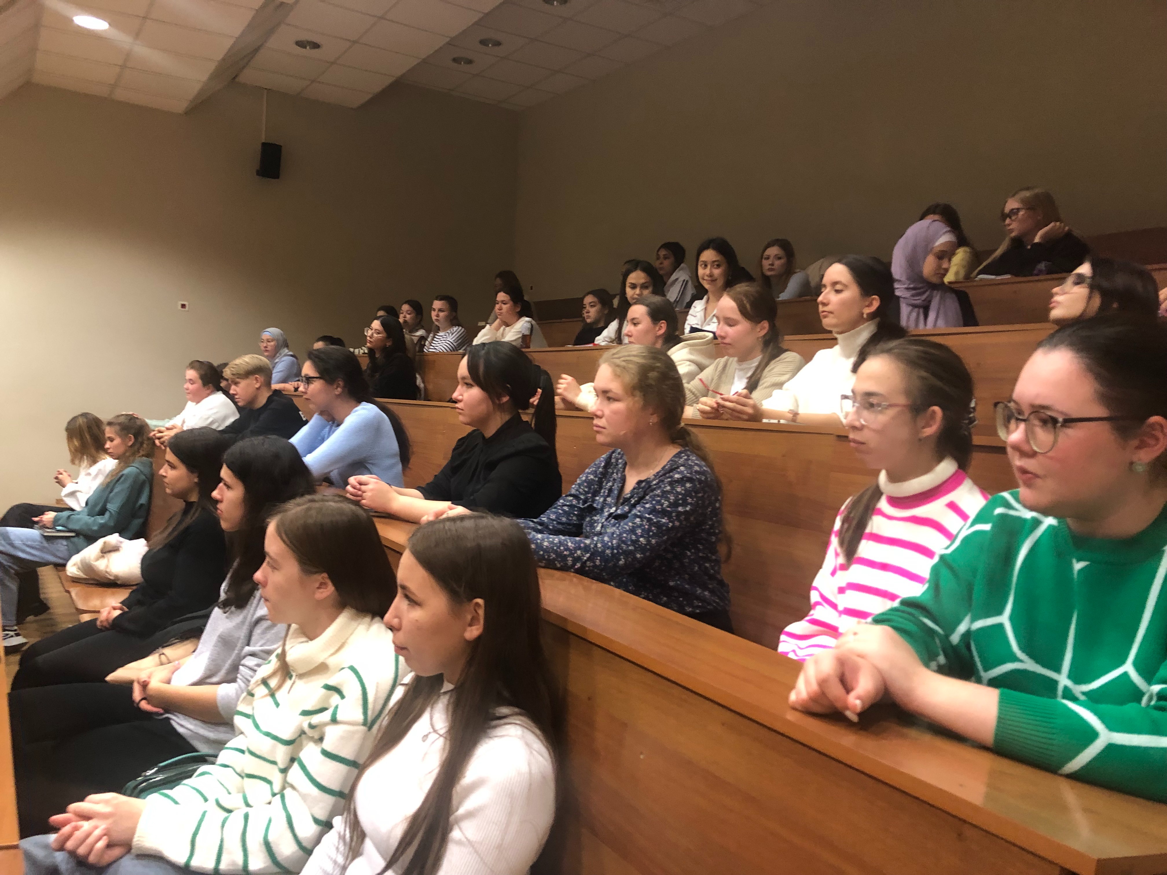 Әдәбиятка гашыйк табибә... Әдәбиятка гашыйк табибә...