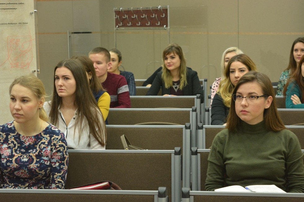 ����� ����