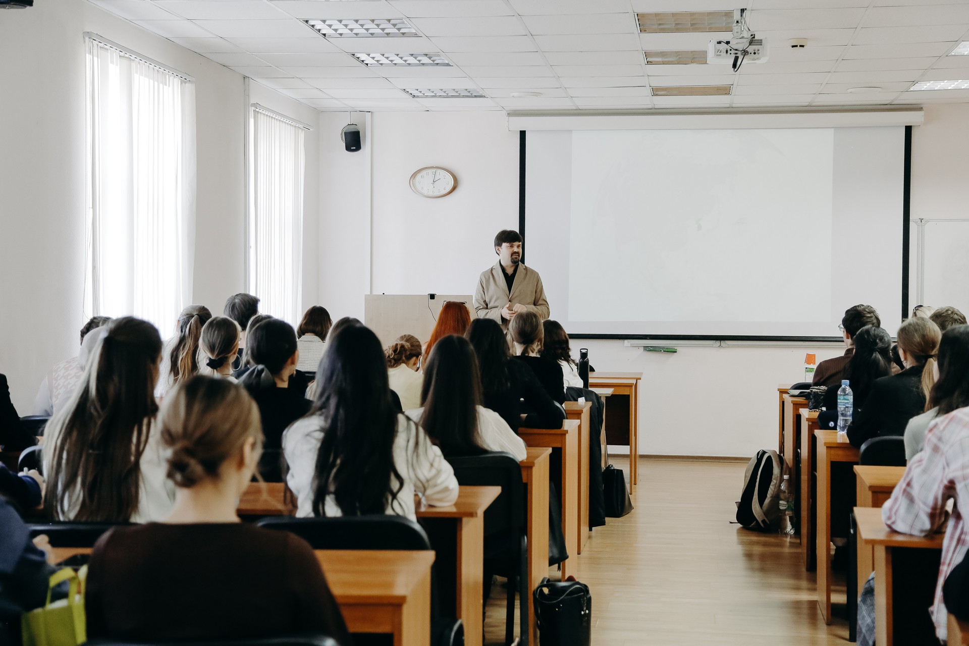 Открытая лекция Дмитрия Мартынова прошла в ИМОИиВ Открытая лекция Дмитрия Мартынова прошла в ИМОИиВ