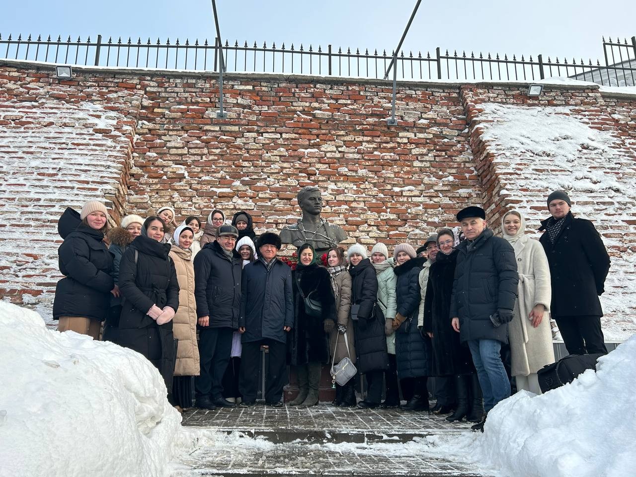 КФУның ректор бакчасында герой-шагыйрь Муса Җәлилне искә алдылар КФУның ректор бакчасында герой-шагыйрь Муса Җәлилне искә алдылар