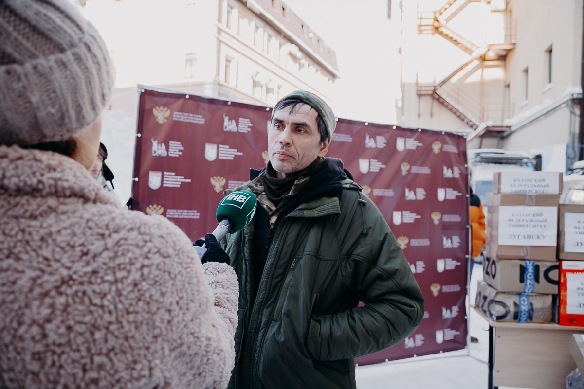 КФУ передал подарки для бойцов участникам гуманитарного автопробега 'Владивосток ? Луганск' КФУ передал подарки для бойцов участникам гуманитарного автопробега 'Владивосток ? Луганск'
