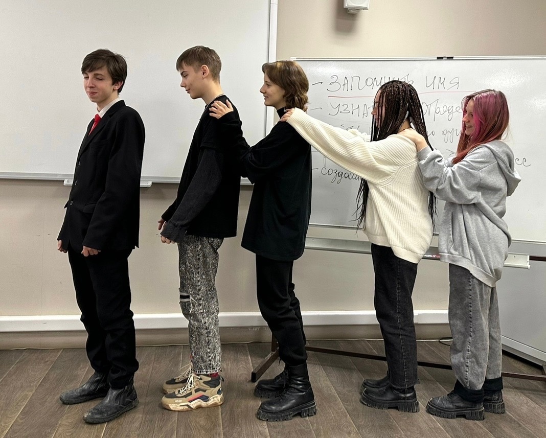 В Казанском международном лингвистическом центре вторая группа школьников старших классов проходит обучение по программе 'Вожатый'