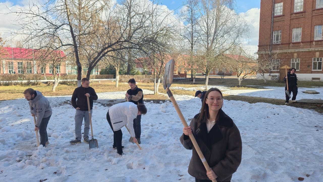 Студенты Елабужского института провели весенний субботник Студенты Елабужского института провели весенний субботник