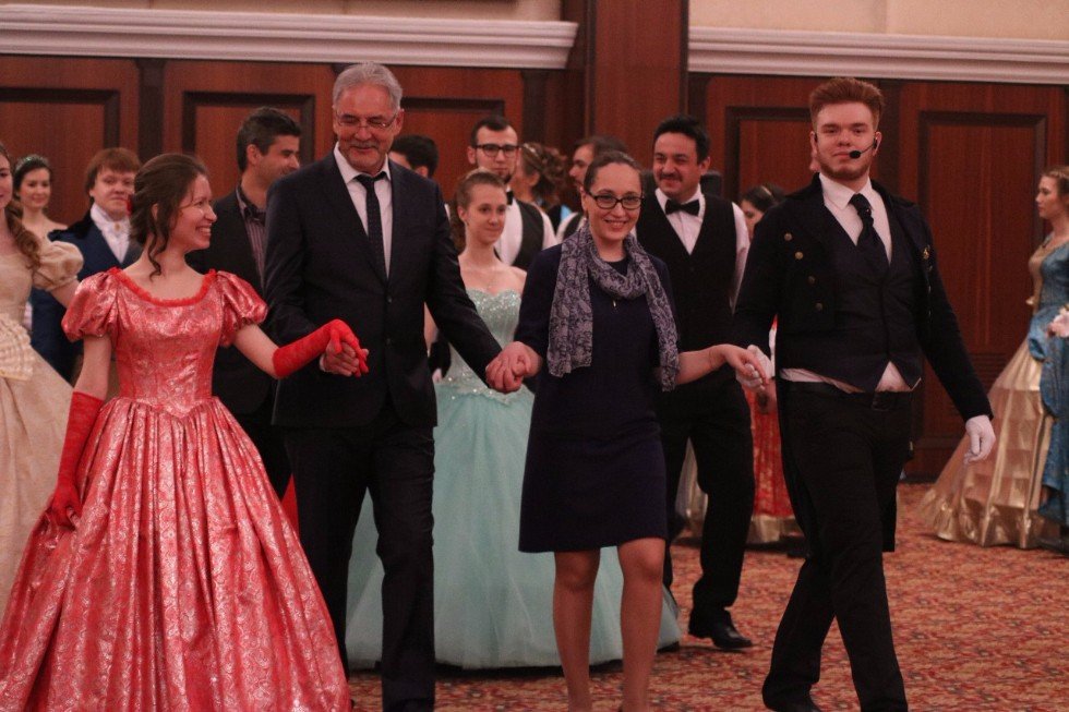 Sumptuous Spring Ball Revives Nineteenth Century Atmosphere