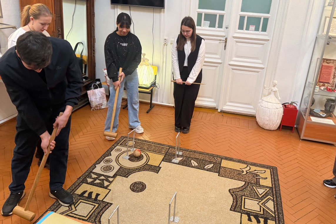 Студенты подготовительного факультета погрузились в историю института Студенты подготовительного факультета погрузились в историю института