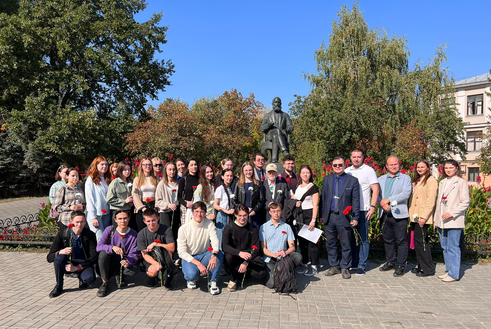 15 сентября студенты и преподаватели ХИимБ возложили цветы к памятнику А.М. Бутлерова ,Химический институт им. А. М. Бутлерова, Бутлеров, юбилей