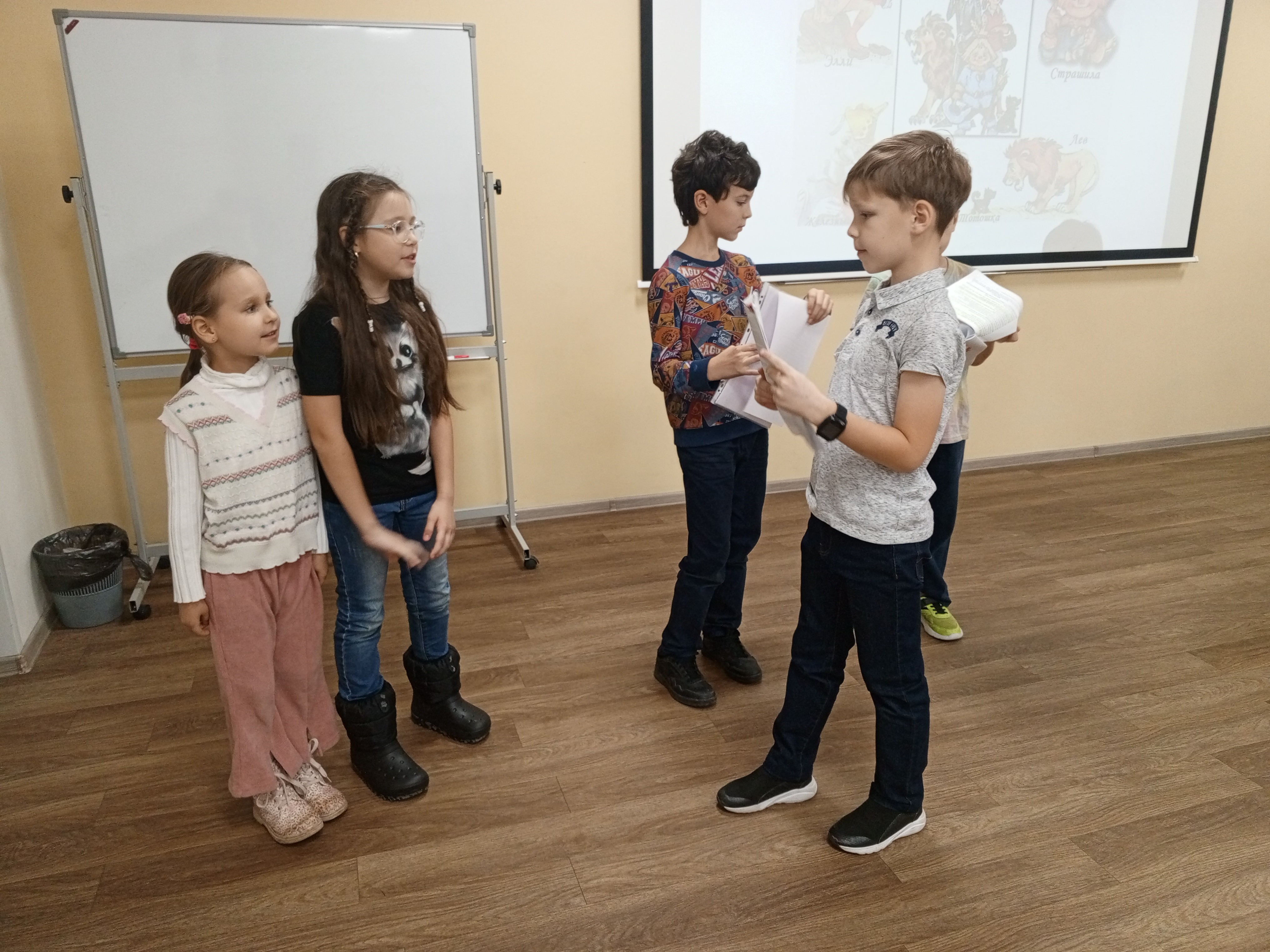 Идет подготовка к спектаклю детского театра 'Радуга' 'Волшебник Изумрудного города' Идет подготовка к спектаклю детского театра 'Радуга' 'Волшебник Изумрудного города'