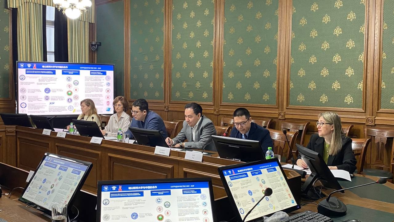 В КФУ приняли представителей вуза Китая В КФУ приняли представителей вуза Китая