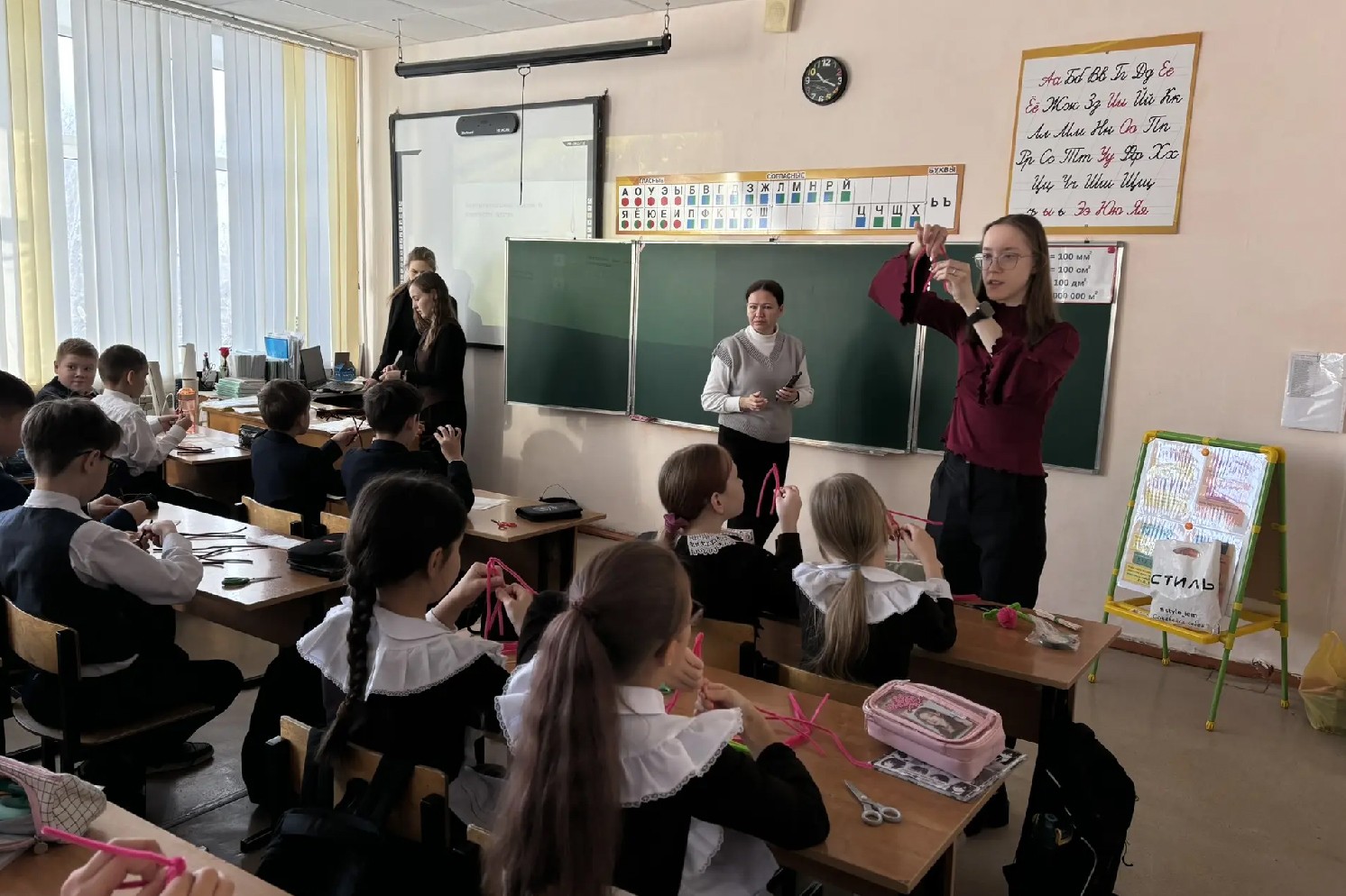 'НЕскучная наука': студенты КФУ превратили синельную проволоку в тюльпаны и пауков для елабужских младшеклассников 'НЕскучная наука': студенты КФУ превратили синельную проволоку в тюльпаны и пауков для елабужских младшеклассников