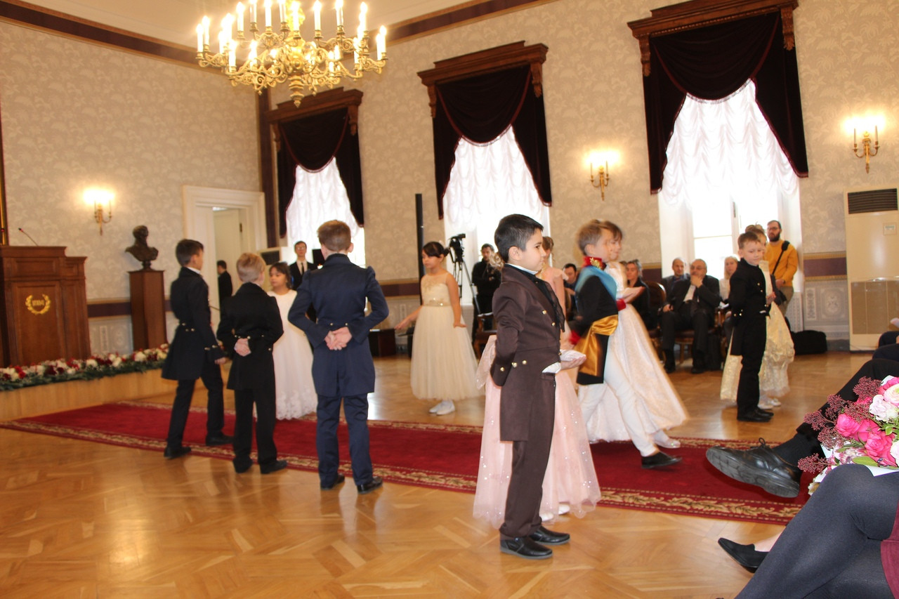 Актеры детского театра 'Радуга' выступили в КФУ со спектаклем на церемонии награждения премии и медали лучшему математику мира Актеры детского театра 'Радуга' выступили в КФУ со спектаклем на церемонии награждения премии и медали лучшему математику мира