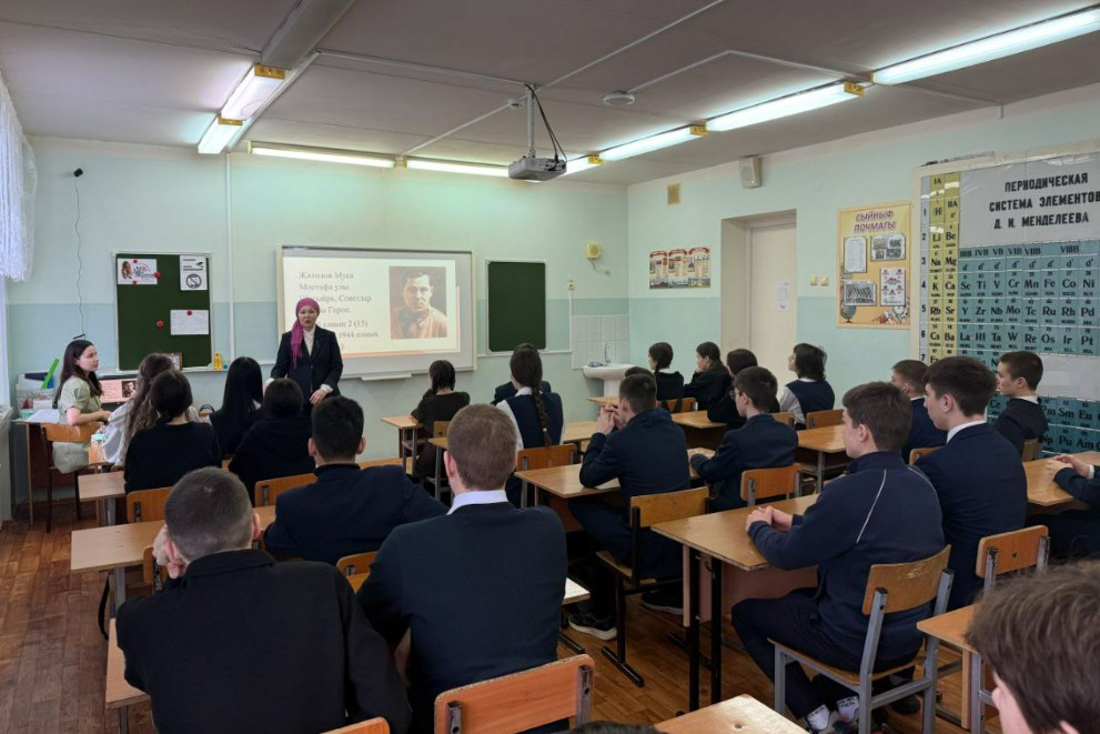 'Жизнь, ставшая легендой: в гимназии Елабуги почтили память Мусы Джалиля' 'Жизнь, ставшая легендой: в гимназии Елабуги почтили память Мусы Джалиля'