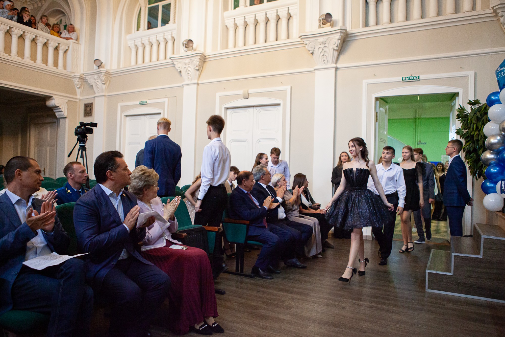 Выпускникам школы КФУ 'Университетская' торжественно вручили медали Выпускникам школы КФУ 'Университетская' торжественно вручили медали