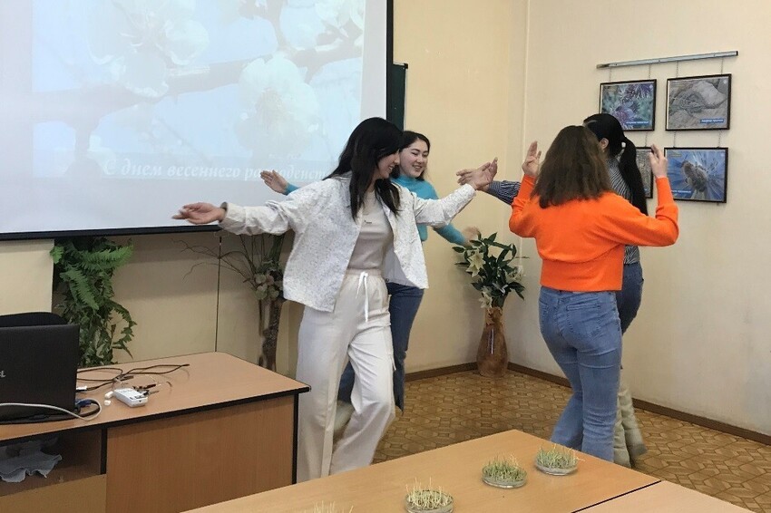 Студенты Елабужского института КФУ отметили праздник 'Навруз' Студенты Елабужского института КФУ отметили праздник 'Навруз'