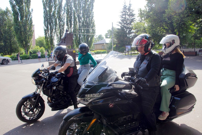 Выпускники ОШ 'Университетская' встретились с представителями мотоклуба 'Ночные волки' Выпускники ОШ 'Университетская' встретились с представителями мотоклуба 'Ночные волки'