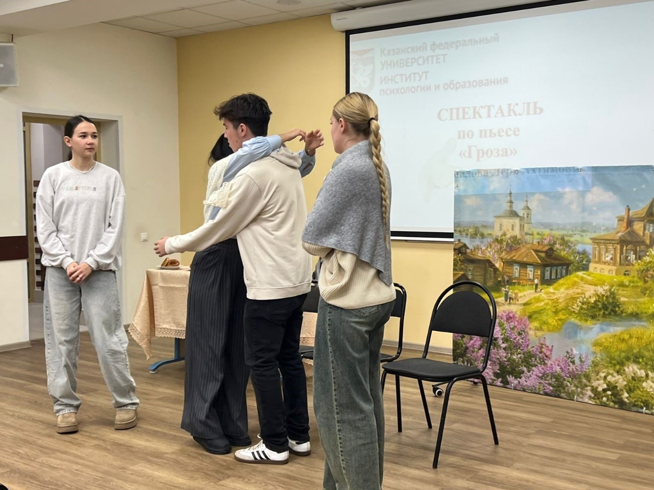 Актерский состав студенческого театра ИПО 'Триумф' готовится к выступлению на сцене казанского театра 'Созвездие' Актерский состав студенческого театра ИПО 'Триумф' готовится к выступлению на сцене казанского театра 'Созвездие'