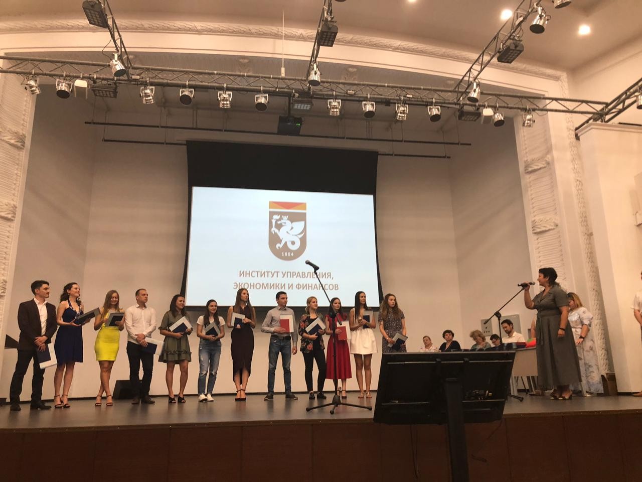 Вручение дипломов выпускникам Института управления, экономики и финансов заочной формы обучения Вручение дипломов выпускникам Института управления, экономики и финансов заочной формы обучения