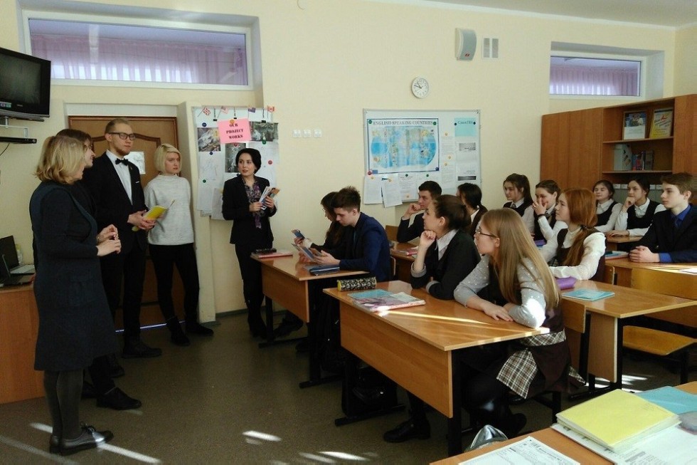 Студенты и преподаватели Елабужского института КФУ ведут профориентационную работу с будущими абитуриентами Студенты и преподаватели Елабужского института КФУ ведут профориентационную работу с будущими абитуриентами