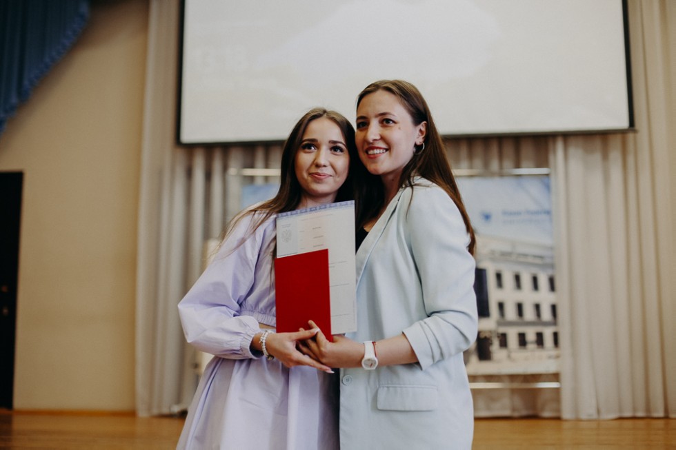 Состоялось торжественное вручение дипломов выпускникам бакалавриата по направлению Состоялось торжественное вручение дипломов выпускникам бакалавриата по направлению