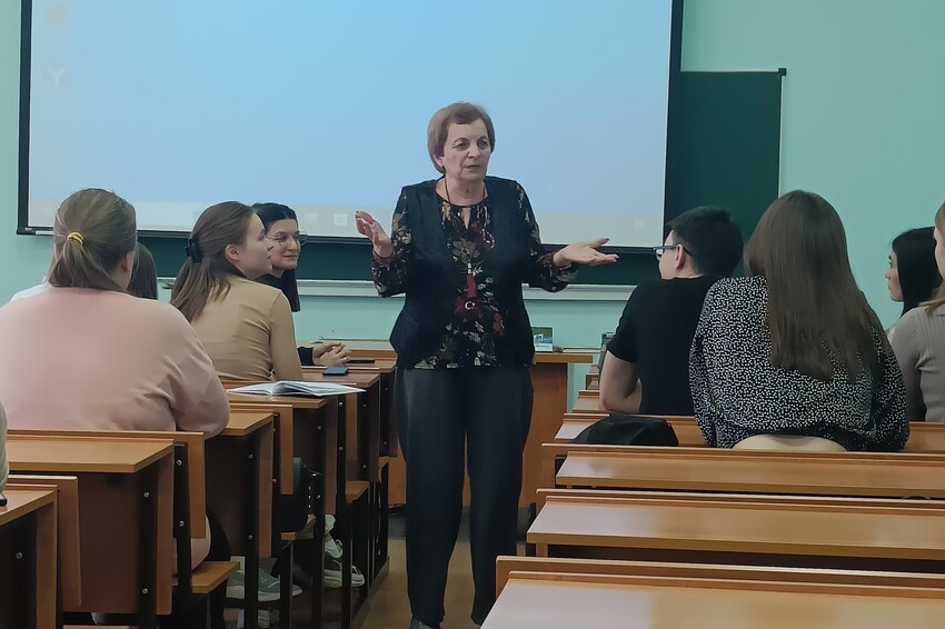 Ветеран педагогического труда Фрида Шакирова прочла лекцию в Елабужском институте КФУ Ветеран педагогического труда Фрида Шакирова прочла лекцию в Елабужском институте КФУ