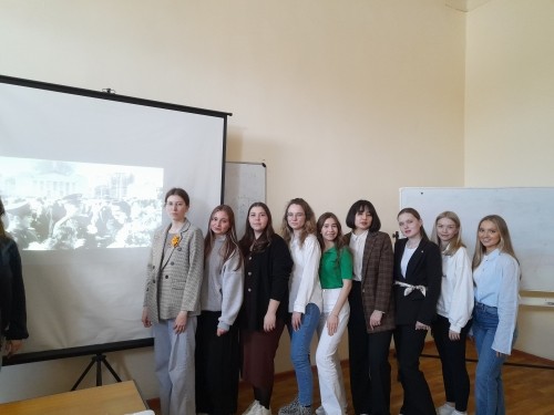 Студенты кафедры начального образования приняли участие в кураторском часе 'Песни военных лет ? песни Победы' Студенты кафедры начального образования приняли участие в кураторском часе 'Песни военных лет ? песни Победы'