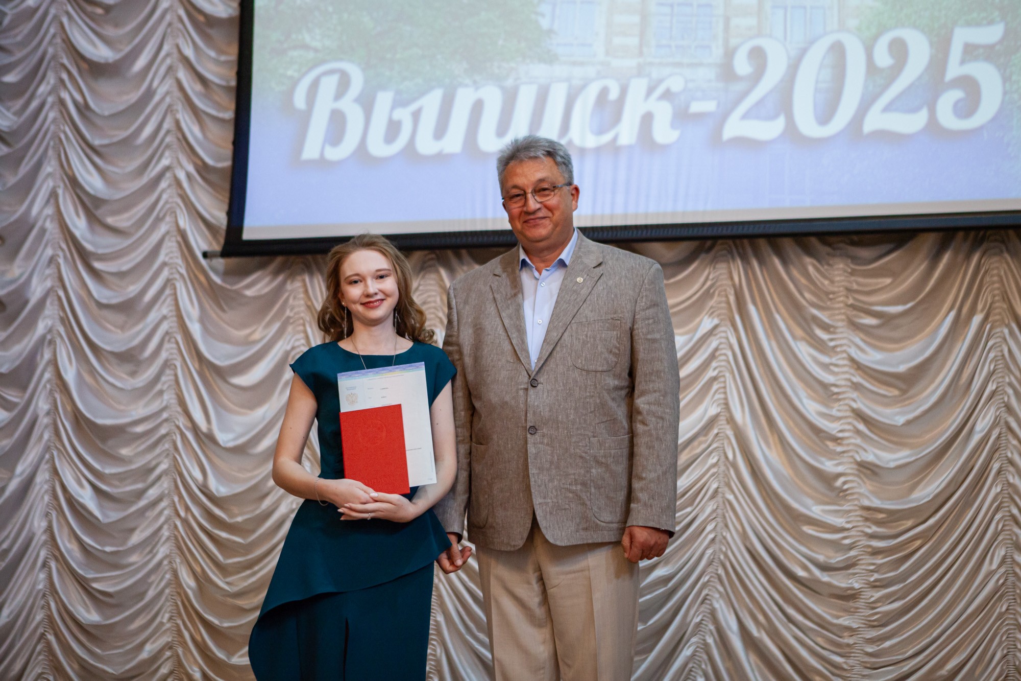 В Елабужском институте КФУ вручили дипломы новым специалистам В Елабужском институте КФУ вручили дипломы новым специалистам