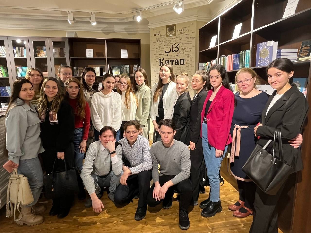 Абитуриентларабыз белән 'Татар китабы йорты'нда очрашу Абитуриентларабыз белән 'Татар китабы йорты'нда очрашу