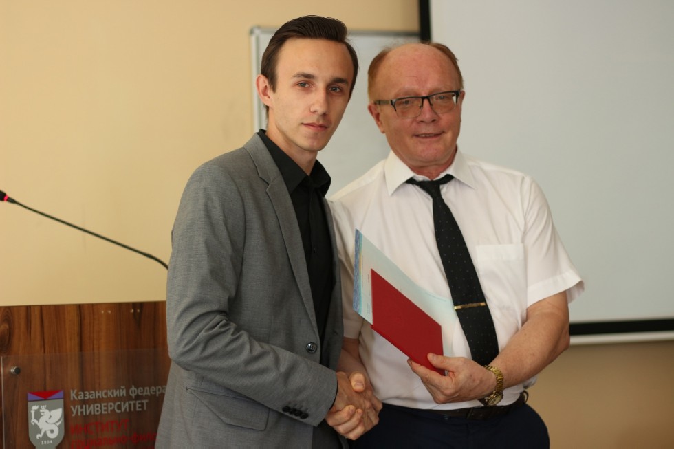 Вручение дипломов выпускникам кафедры религиоведения Вручение дипломов выпускникам кафедры религиоведения