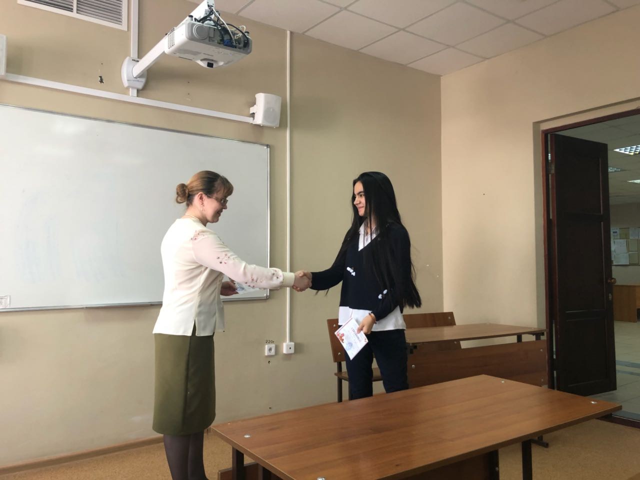 Эх, путь-дорожка фронтовая! Не страшен нам военный перевод! Эх, путь-дорожка фронтовая! Не страшен нам военный перевод!