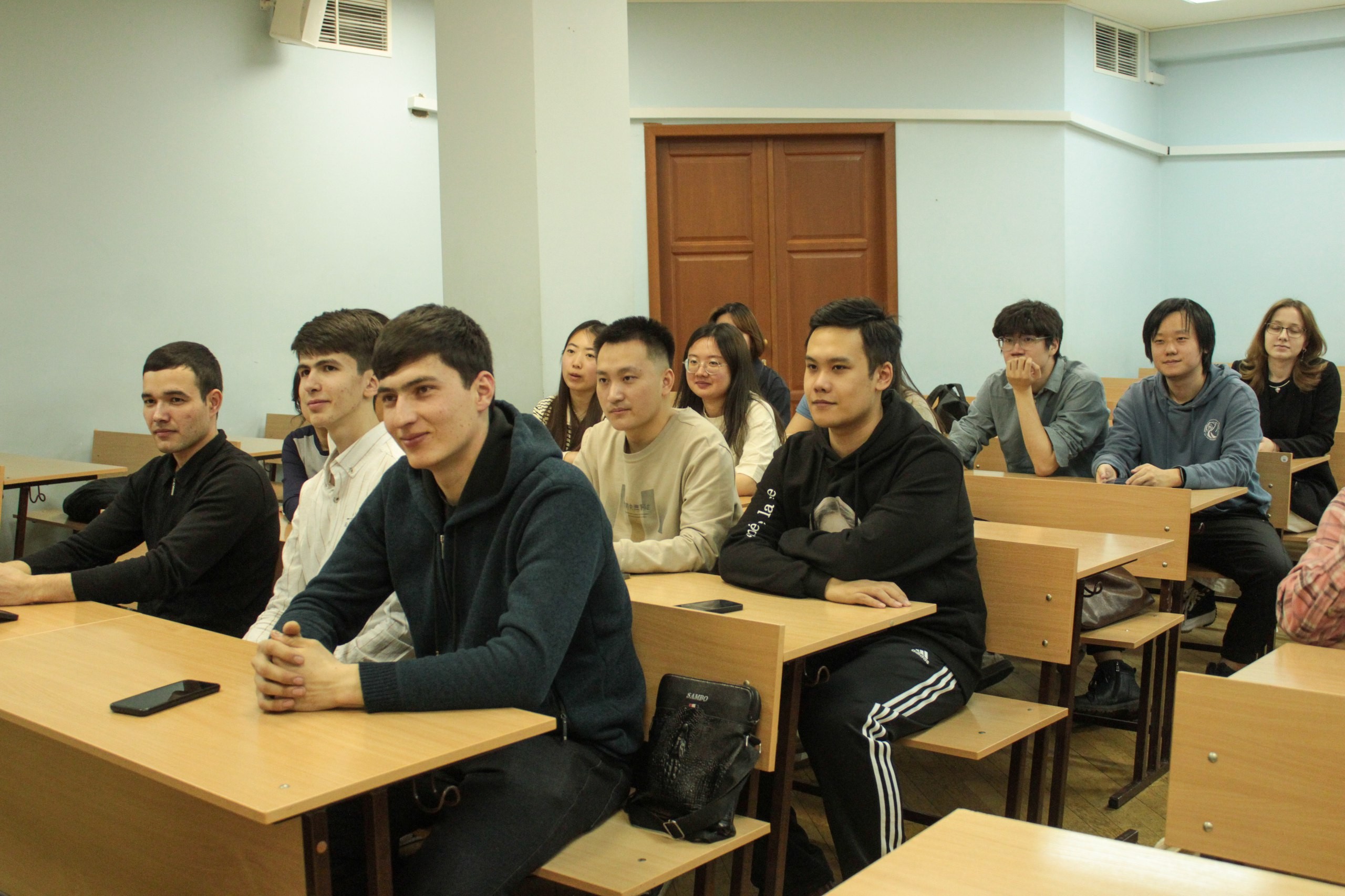 Русский клуб провел публичную лекцию на тему 'Приключения слов и современный сленг' Русский клуб провел публичную лекцию на тему 'Приключения слов и современный сленг'