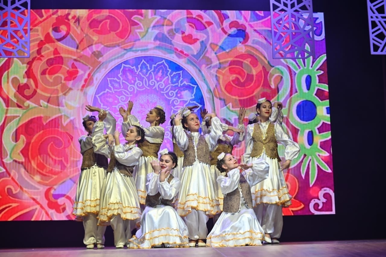 Танцевальный коллектив 'Яшьлек' Танцевальный коллектив 'Яшьлек'